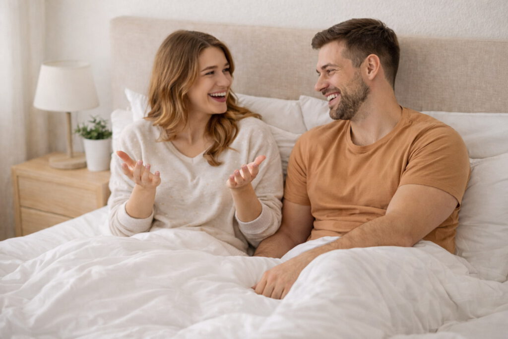 Junges Paar im Gespräch über Sexualität, Probleme und Lösungen.